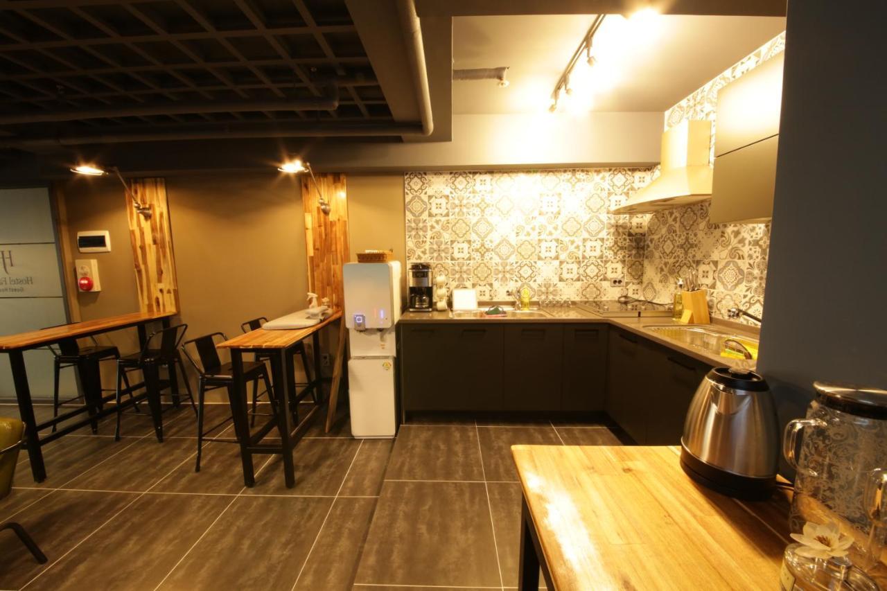 Hostel Familie Busan Station Exteriör bild